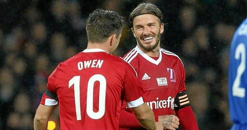 Beckham dialoga con Owen sobre el césped. Beckham dialoga con Owen sobre el césped.