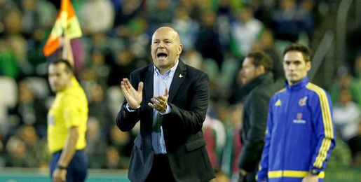 Pepe Mel, en la banda. Pepe Mel, en la banda.