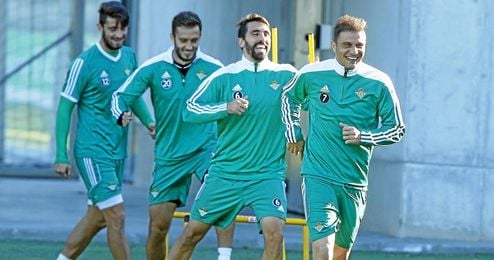 Joaquín, sonriente en primer plano, junto a varios compañeros Joaquín, sonriente en primer plano, junto a varios compañeros