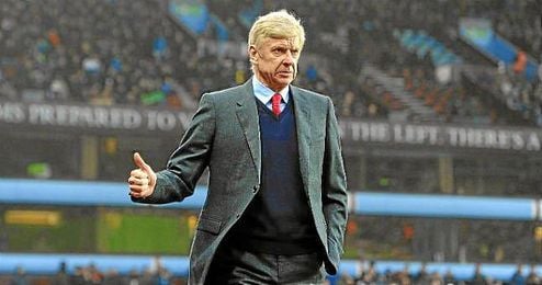 Wenger ha confirmado que irán al mercado de fichajes "al menos" por un jugador. Wenger ha confirmado que irán al mercado de fichajes "al menos" por un jugador.
