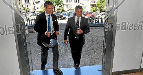 Imagen de archivo de Camilo Puerto, a su entrada con Cayetano García de la Borbolla en el Benito Villamarín. Imagen de archivo de Camilo Puerto, a su entrada con Cayetano García de la Borbolla en el Benito Villamarín.