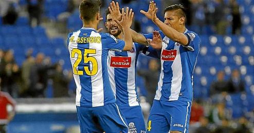 Se sentían salvados en Cornellá, pero una racha de cinco jornadas sin ganar les ha dejado de nuevo con el agua al cuello. Se sentían salvados en Cornellá, pero una racha de cinco jornadas sin ganar les ha dejado de nuevo con el agua al cuello.