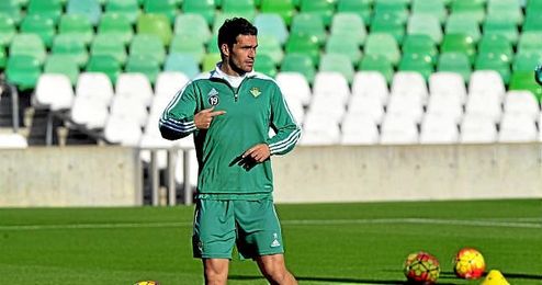 Jorge Molina recibió el pasado sábado el cariño de la afición bética. Jorge Molina recibió el pasado sábado el cariño de la afición bética.