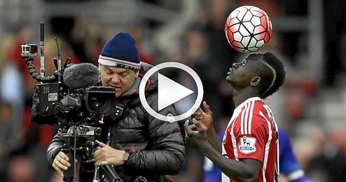La broma del árbitro a Sadio Mané tras su 'hat-trick' La broma del árbitro a Sadio Mané tras su 'hat-trick'