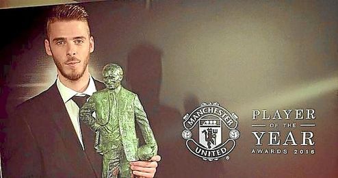 De Gea con el premio Sir Matt Busby. De Gea con el premio Sir Matt Busby.
