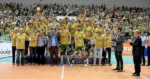 Jugadores y cuerpo técnico del Unicaja Almería levantando el título de campeón. Jugadores y cuerpo técnico del Unicaja Almería levantando el título de campeón.