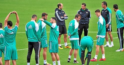 Imagen de un entrenamiento del Betis en la ciudad deportiva. Imagen de un entrenamiento del Betis en la ciudad deportiva.