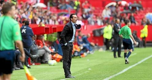 Emery da unas indicaciones en la banda del Sánchez Pizjuán. Emery da unas indicaciones en la banda del Sánchez Pizjuán.