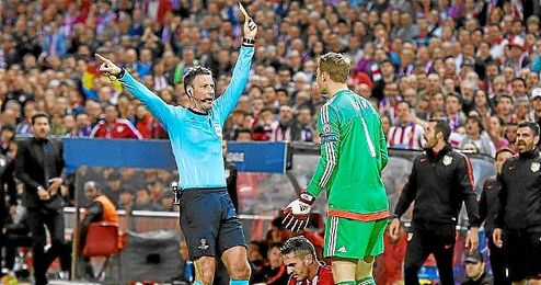 Mark Clattenburg dirigió la semifinal entre Atlético y Bayern Mark Clattenburg dirigió la semifinal entre Atlético y Bayern