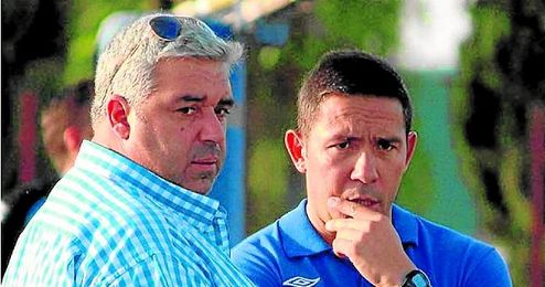 En la imagen, Esteban Molina, todavía presidente del Écija, junto a Juan Carlos Gómez, entrenador del conjunto azulino. En la imagen, Esteban Molina, todavía presidente del Écija, junto a Juan Carlos Gómez, entrenador del conjunto azulino.