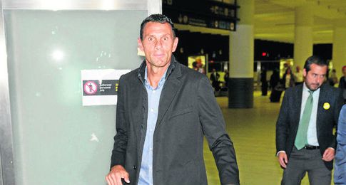 Poyet, en su llegada a Sevilla. Poyet, en su llegada a Sevilla.