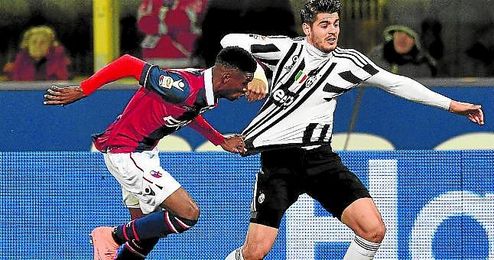 Mbaye persigue a Morata en el Bolonia-Juventus. Mbaye persigue a Morata en el Bolonia-Juventus.