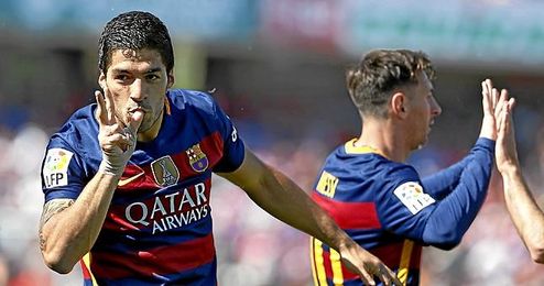 Suárez celebra uno de sus tantos en Los Cármenes. Suárez celebra uno de sus tantos en Los Cármenes.