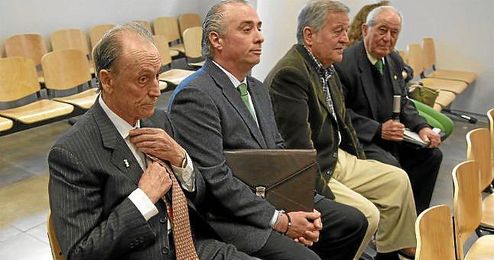 José León, expresidente del Betis (segundo por la izqueirda) junto a Lopera. José León, expresidente del Betis (segundo por la izqueirda) junto a Lopera.