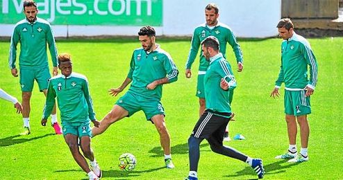 Torrecilla está transmitiendo a cada jugador su situación en el club. Torrecilla está transmitiendo a cada jugador su situación en el club.