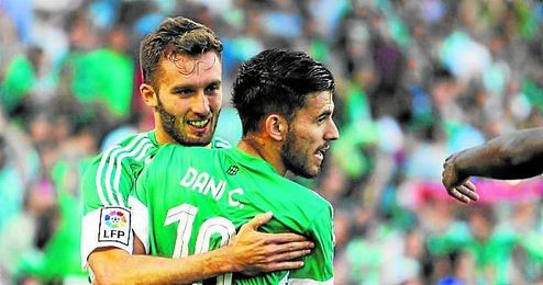 Dani Ceballos felicita a Germán Pezzella tras el gol del argentino ante el Getafe. Dani Ceballos felicita a Germán Pezzella tras el gol del argentino ante el Getafe.