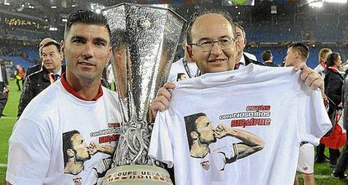 Castro y Reyes, con la camiseta conmemorativa. Castro y Reyes, con la camiseta conmemorativa.