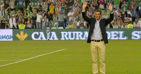 Juan Merino despidiéndose de la afición del Betis en el último partido liguero ante el Getafe. Juan Merino despidiéndose de la afición del Betis en el último partido liguero ante el Getafe.