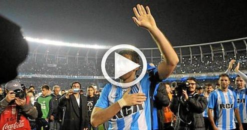 Una vez concluido el partido, el club le brindó un homenaje con una plaqueta y un carné de socio honorario. Una vez concluido el partido, el club le brindó un homenaje con una plaqueta y un carné de socio honorario.