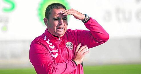 El aljarafeño Manuel Luque volverá a lucir el escudo del Cabecense después de sellar su renovación. El aljarafeño Manuel Luque volverá a lucir el escudo del Cabecense después de sellar su renovación.