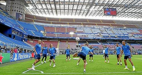 Imagen del entrenamiento blanco en San Siro. Imagen del entrenamiento blanco en San Siro.