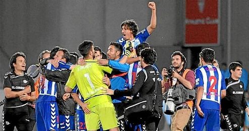 Los jugadores del Alavés celebran el ascenso en Mendizorroza. Los jugadores del Alavés celebran el ascenso en Mendizorroza.