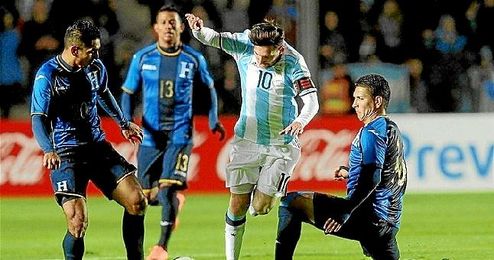 "Continúa con tratamiento especifico analgésico-antiinflamatorio y reposo deportivo", añade el comunicado. "Continúa con tratamiento especifico analgésico-antiinflamatorio y reposo deportivo", añade el comunicado.
