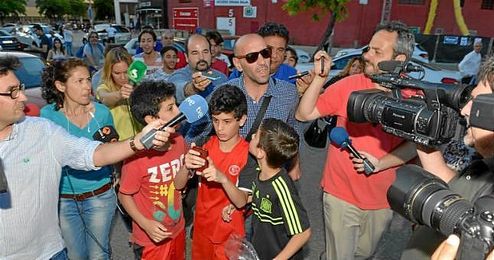 Monchi, a la salida del Sánchez Pizjuán tras un largo día de reuniones. Monchi, a la salida del Sánchez Pizjuán tras un largo día de reuniones.