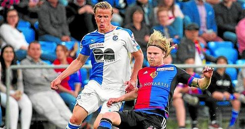 Bjarnason (del Basilea) trata de cortar el avance de Moritz Bauer. Bjarnason (del Basilea) trata de cortar el avance de Moritz Bauer.