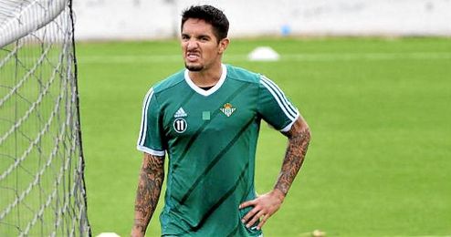 El Real Betis ya ha contratado a Durmisi para el lateral zurdo. El Real Betis ya ha contratado a Durmisi para el lateral zurdo.