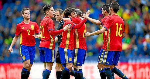 Abrazos tras el gol. Abrazos tras el gol.