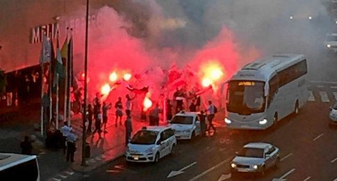 Decenas de sevillistas, junto al Sevilla Atlético. Decenas de sevillistas, junto al Sevilla Atlético.