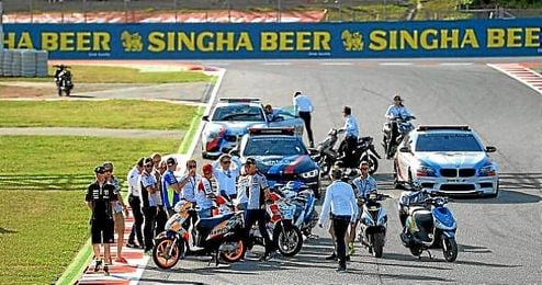 En la imagen, varios piloto y comisarios inspeccionan el nuevo tramo para la carrera. En la imagen, varios piloto y comisarios inspeccionan el nuevo tramo para la carrera.