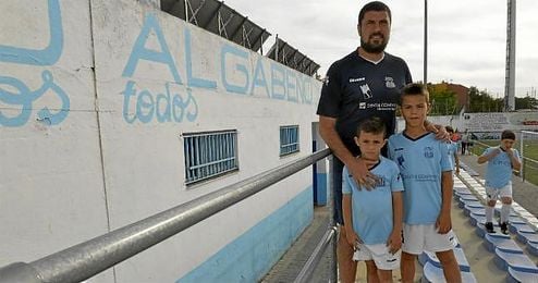 Diego Tristán, entrenador y director deportivo del Algabeño, posa para ESTADIO con sus hijos en las instalaciones del Municipal de La Algaba. Diego Tristán, entrenador y director deportivo del Algabeño, posa para ESTADIO con sus hijos en las instalaciones del Municipal de La Algaba.