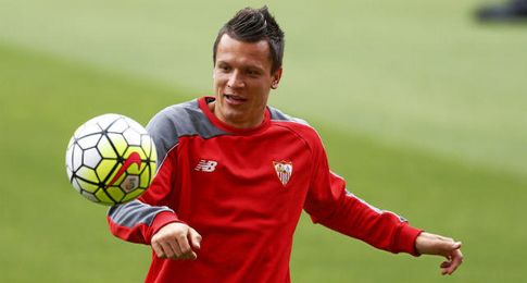 Konoplyanka, entrenándose con el Sevilla. Konoplyanka, entrenándose con el Sevilla.
