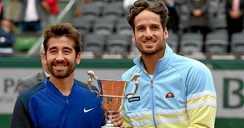 Los campeones posan con el trofeo. Los campeones posan con el trofeo.
