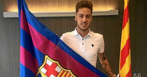 Ignacio Abeledo posa tras firmar su contrato. Ignacio Abeledo posa tras firmar su contrato.