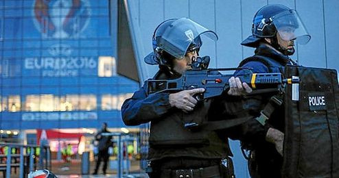 El gobierno francés ha incrementado las medidas de seguridad de cara a la Eurocopa. El gobierno francés ha incrementado las medidas de seguridad de cara a la Eurocopa.