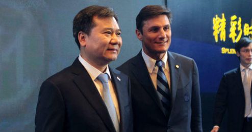 El vicepresidente del Inter Javier Zanetti junto a Zhang Jingdong, presidente de Suning. El vicepresidente del Inter Javier Zanetti junto a Zhang Jingdong, presidente de Suning.