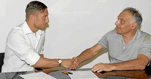 Totti, tras sellar su renovación por una temporada más con la Roma. Totti, tras sellar su renovación por una temporada más con la Roma.