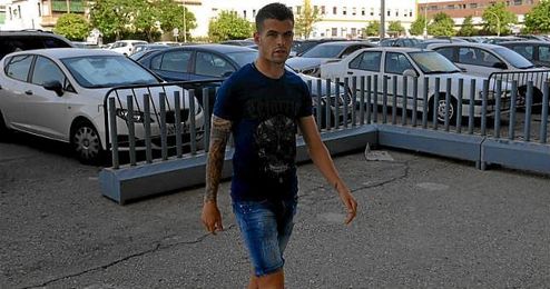 Álex Martínez llegando a las oficinas del club este miércoles. Álex Martínez llegando a las oficinas del club este miércoles.