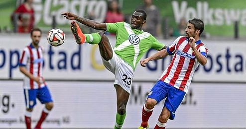 Josuha Guilavogui pelea un balón con Gabi durante un partido amistoso. Josuha Guilavogui pelea un balón con Gabi durante un partido amistoso.