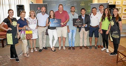 Los participantes en el torneo posan con sus respectivos premios. Los participantes en el torneo posan con sus respectivos premios.