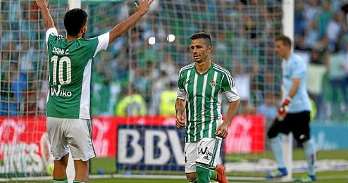 Rubén Castro celebra un gol con Dani Ceballos. Rubén Castro celebra un gol con Dani Ceballos.