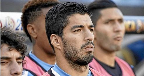 Luis Suárez, pensativo, no jugó por lesión. Luis Suárez, pensativo, no jugó por lesión.