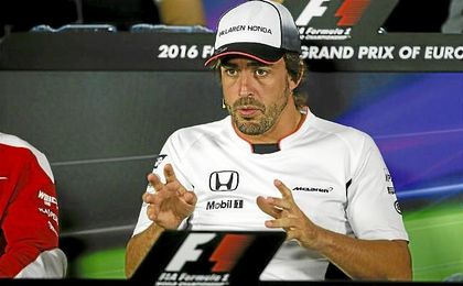 "Creo que hemos tenido un problema de presión de gasolina y el motor se ha parado", explicó Alonso tras su problema. "Creo que hemos tenido un problema de presión de gasolina y el motor se ha parado", explicó Alonso tras su problema.