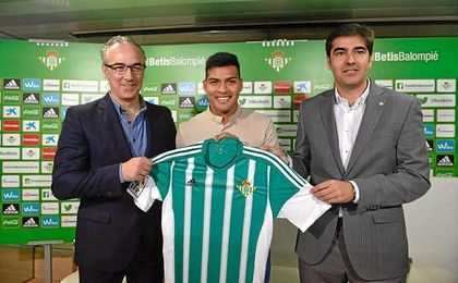 Nahuel posa con la camiseta del Betis junto a Torrecilla y Haro. Nahuel posa con la camiseta del Betis junto a Torrecilla y Haro.