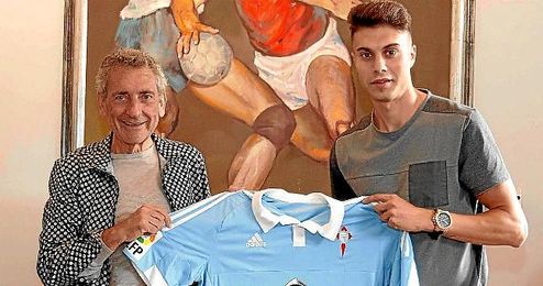 Naranjo posa con su nueva camiseta Naranjo posa con su nueva camiseta