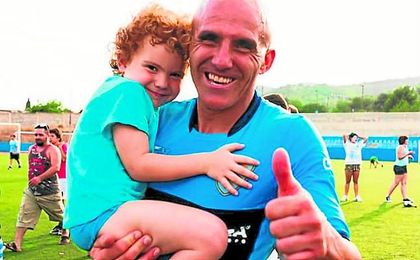 Lolo Hernández posa sonriente junto a su hijo Azul tras lograr el ascenso a Tercera división. Lolo Hernández posa sonriente junto a su hijo Azul tras lograr el ascenso a Tercera división.