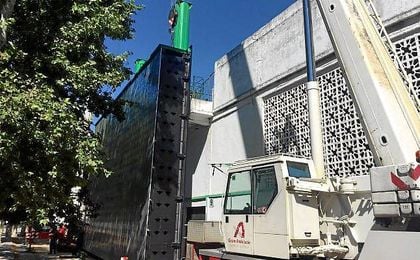 Operarios retiraban ayer el videomarcador del citado graderío. Operarios retiraban ayer el videomarcador del citado graderío.